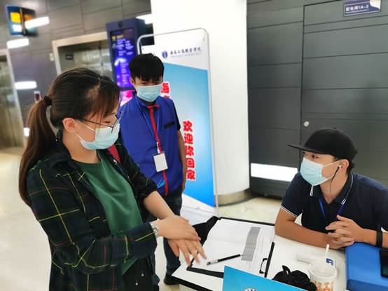 說明: C:\Users\Administrator\Desktop\0511新生報到\機場接機 (1).jpg